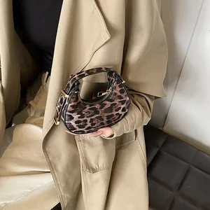Mini-Halbmond-Umhängetasche mit Leopardenmuster und Goldbeschlägen für den Winterlook