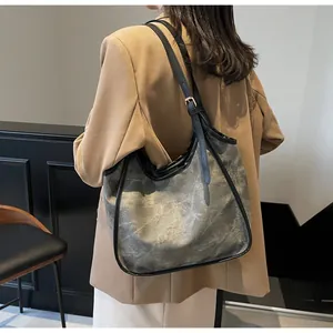 Détail du grand sac cabas en tissu gris avec bandoulière réglable en cuir noir