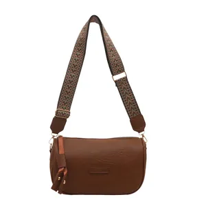 Braune Leder-Halbmondtasche mit breitem geometrischem Webgurt und Fransendetail