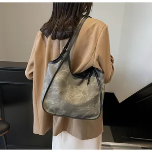 Gros plan d'un grand sac cabas en toile grise avec des détails en cuir noir chic