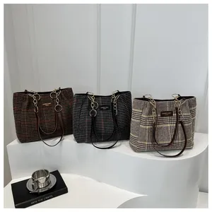 Drei strukturierte Tweed-Einkaufstaschen in Braun, Grau und Beige mit schicken Logos