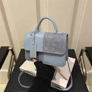 Damen Patchwork Umhängetasche PU Leder Kontrastnähte Kleine Quadratische Handtasche Mit Schultergurt Büro Reisen