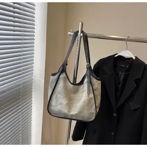 Détail du sac cabas en toile avec bordure en cuir noir et bretelles réglables