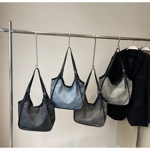 Détail de quatre grands sacs cabas en toile vintage dans des tons rétro variés et élégants