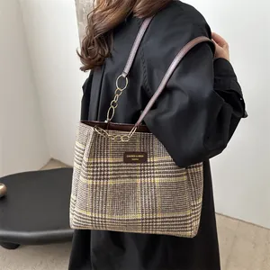 Vintage-Tragetasche mit Karomuster, braunen Lederriemen und Metallkette für Damen