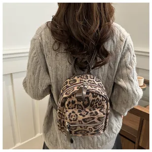 Mini-Rucksack mit Leopardenmuster, zwei Reißverschlussfächern auf grauem Strickpullover