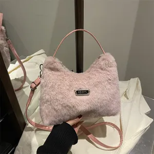 Herbst Winter Kunstpelz Plüsch Umhängetasche Für Damen Große Kapazität Tote Handtasche Mit Bärenanhänger Einfarbig Hobo Tasche