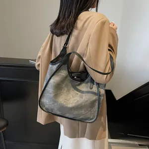 Grand sac cabas gris texturé avec bandoulières en cuir noir pour mode féminine