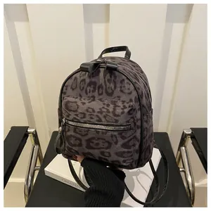 Detailansicht des Mini-Rucksacks mit Leopardenmuster, Plüschtextur und Lederpaspeln