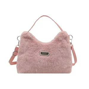 Rosa Plüschtasche aus Kunstnerz mit weichem Griff und Sport-Metallplakette