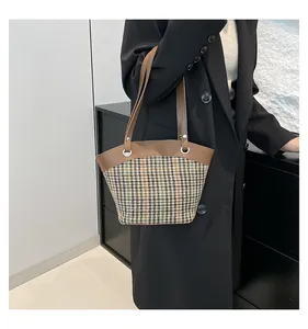 Détails du sac cabas rétro à carreaux avec poignées en cuir marron et anneaux