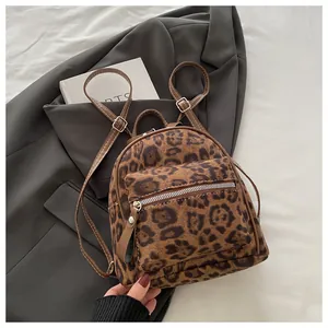 Detailansicht eines Mini-Rucksacks mit Leopardenmuster, Lederriemen und Reißverschlusstasche