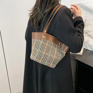 Sac à épaule chic pour femmes avec motif à carreaux et finitions en cuir marron