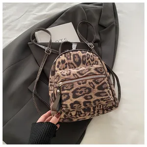 Detail eines trendigen Mini-Rucksacks mit Leopardenmuster und Metall-Reißverschluss
