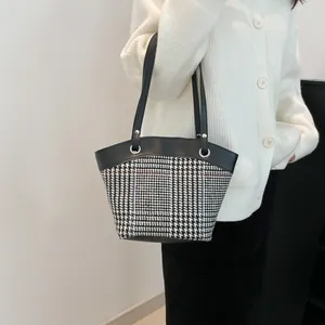 Sac à épaule chic en pied-de-poule noir et blanc avec garniture en cuir fin