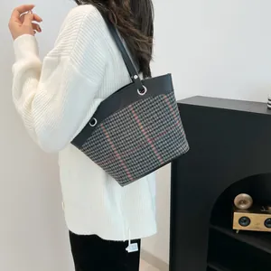 Sac fourre-tout à carreaux d'hiver en laine avec bandoulières en cuir noir et boucles argent