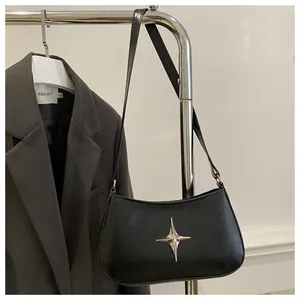 Détail du sac croissant noir avec étoile argentée et cuir PU au fini lisse élégant