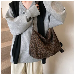 Détail du grand sac cabas léopard montrant la texture et le style de bandoulière chic