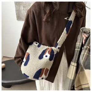 Détail du sac seau en polaire douillet avec imprimé beagle et large bandoulière