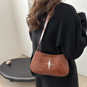 Sac hobo marron en cuir vintage avec étoile métallique et bandoulière élégante pour femme