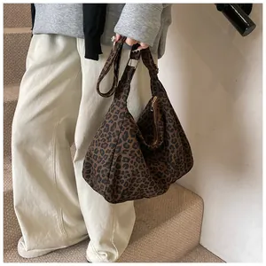Vue détaillée du grand sac cabas à imprimé léopard avec fermeture éclair dorée