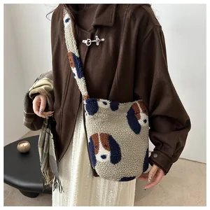 Détail du sac seau en peluche avec motif de chien de dessin animé et texture douce