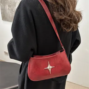 Sac à bandoulière en demi-lune rouge rétro avec étoile argentée sur manteau noir