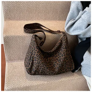 Vue détaillée du sac hobo léopard avec bandoulière réglable et boucle en métal rétro
