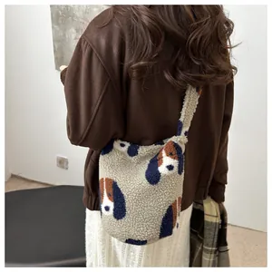 Gros plan détaillé du sac cabas en peluche avec motifs de chiens bleu et marron
