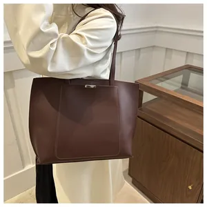 Grand sac cabas marron foncé en similicuir avec bandoulière et boucle métallique élégante