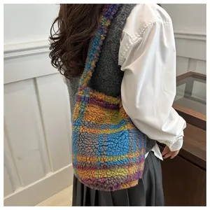 Détail de la texture d'un sac seau en peluche à carreaux colorés avec bandoulière souple
