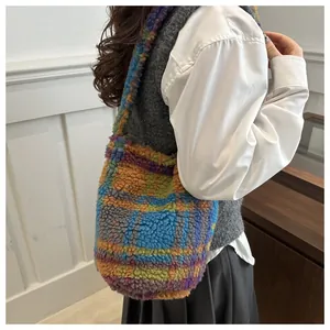 Détail du sac à bandoulière en peluche à carreaux colorés avec texture laineuse douce