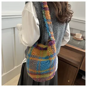 Détail d'un sac hobo à carreaux colorés en fausse fourrure douce pour l'automne-hiver