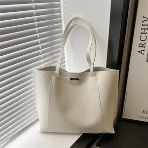 Sac Fourre-tout Femme Minimaliste Grande Capacité en Cuir PU Sac à Main Bandoulière Décontracté Avec Fermeture Magnétique Décoration Métallique