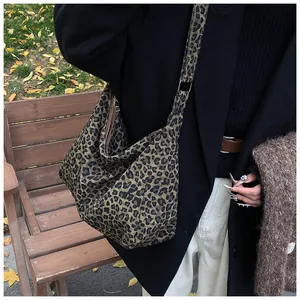 Gros plan du tissu en toile léopard résistant et fermeture éclair sur le sac fourre-tout