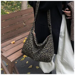 Détail du sac hobo léopard avec large bandoulière et fermeture éclair métallique