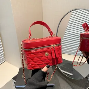 Borsa a Tracolla Trapuntata da Donna Con Pendente a Fiore in Metallo Catena in Pelle PU Borsa a Mano Vintage Beauty Case