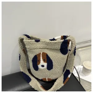 Détail du sac seau en laine d'agneau pelucheuse avec motif de chien et texture douce