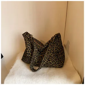 Vue détaillée du sac cabas en toile léopard avec fermeture éclair et bandoulière