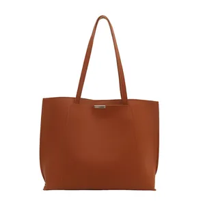 Sac fourre-tout marron caramel de grande capacité avec bretelles et détail métallique