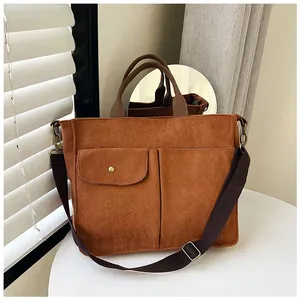 Détail du sac cabas en velours côtelé marron avec poche avant et bandoulière