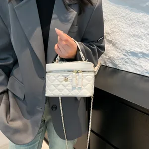 Borsa a scatola trapuntata bianca con fiore dorato e tracolla a catena per donna