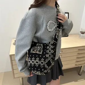 Sac seau en peluche à motifs porté avec une tenue décontractée élégante