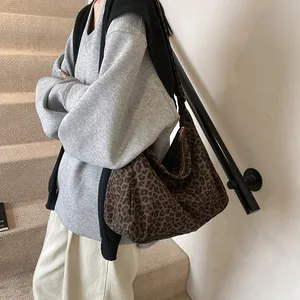 Sac hobo imprimé léopard grande capacité porté pour un look décontracté d'hiver