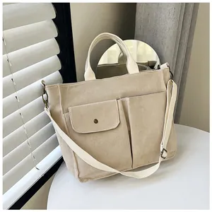 Détails du sac fourre-tout en velours côtelé beige avec sangles et boucles en métal