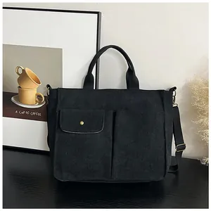 Détails du sac fourre-tout en velours côtelé noir avec poches avant et bandoulière