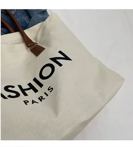Detaillierte Nahaufnahme von robustem Canvas-Stoff mit Fashion Paris Logo-Druck