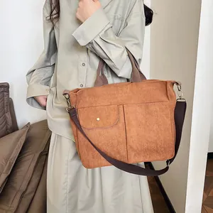Sac fourre-tout en velours côtelé marron avec poches avant et bandoulière réglable