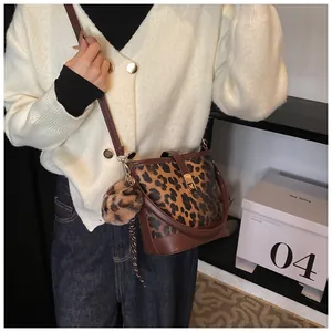 Leopard-Beuteltasche mit braunen Lederriemen am Model gezeigt für die Herbstmode 2024