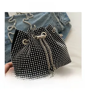 Détails du sac seau noir avec clous argentés, chaîne en métal et breloques en perles